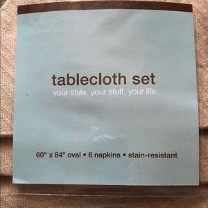 NEW Oval Tablecloth & Napkin Set
